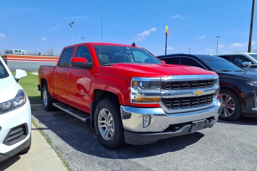 2017 Chevrolet Silverado 1500 LT photo 1