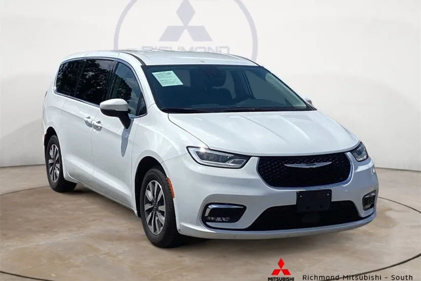 2023 Chrysler Pacifica Touring L photo 1