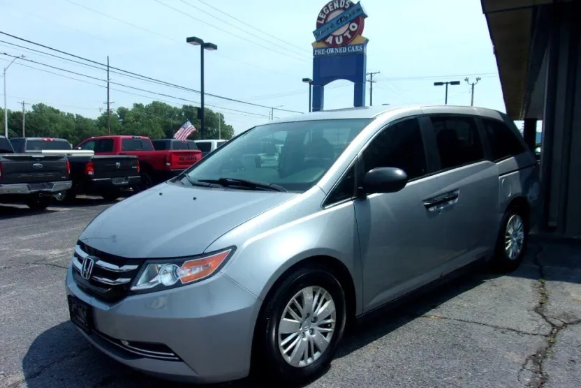 2016 Honda Odyssey LX photo 1