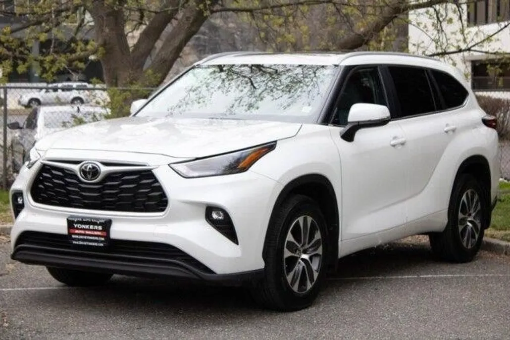 2023 Toyota Highlander L photo 1