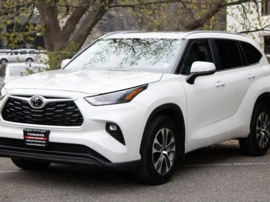 2023 Toyota Highlander L photo 1