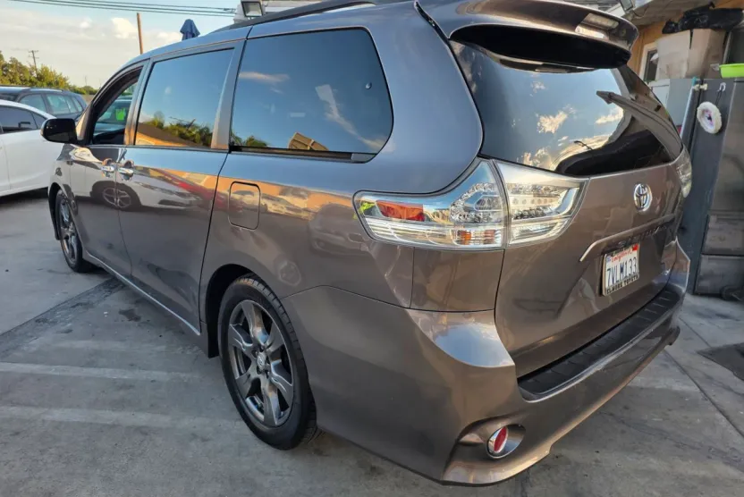 2017 Toyota Sienna SE Premium photo 1