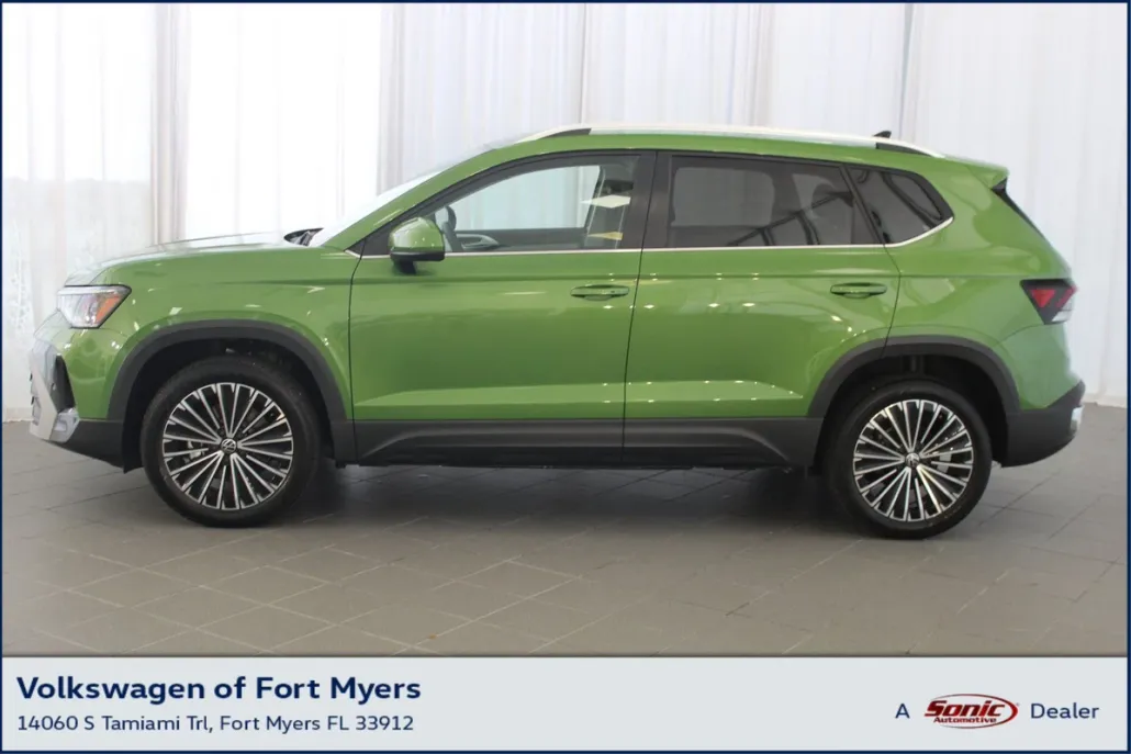 2025 Volkswagen Taos SE photo 1
