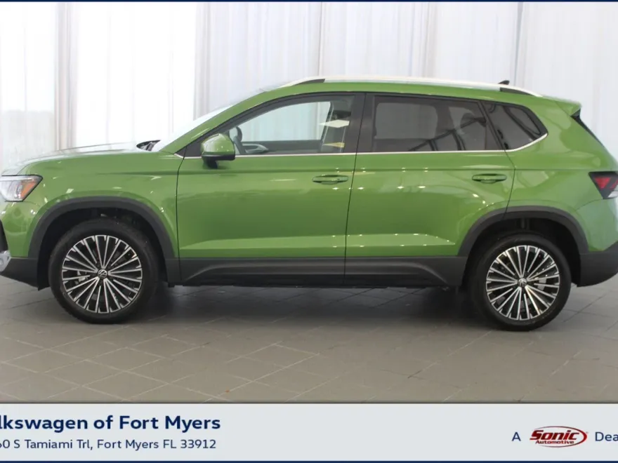 2025 Volkswagen Taos SE photo 1