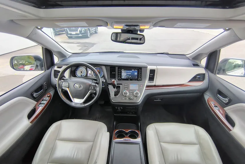 2019 Toyota Sienna Limited photo 1