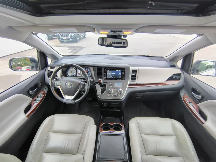 2019 Toyota Sienna Limited photo 1