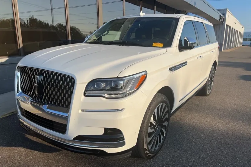 2023 Lincoln Navigator Black Label photo 1