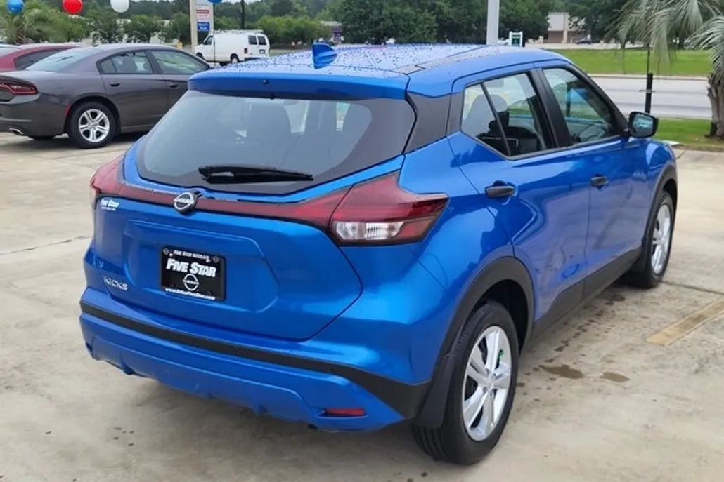 2025 Nissan Kicks Play S photo 1