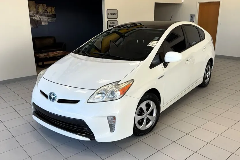 2013 Toyota Prius One photo 1