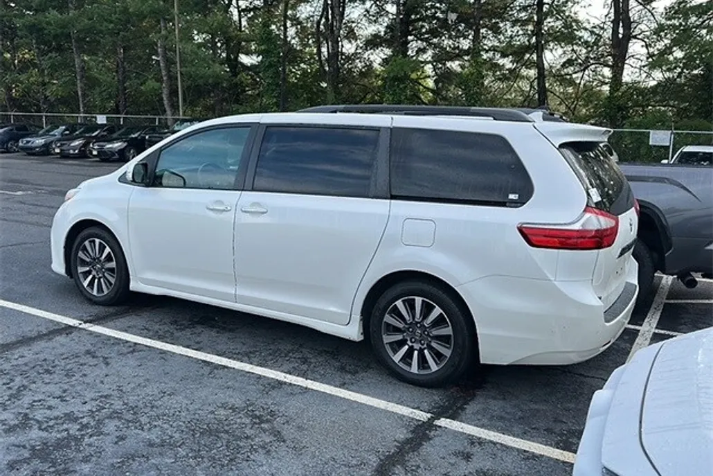 2020 Toyota Sienna Limited Premium photo 1