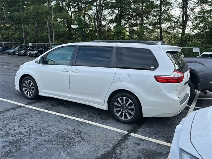 2020 Toyota Sienna Limited Premium photo 1