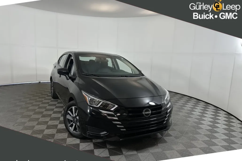 2023 Nissan Versa SV photo 1