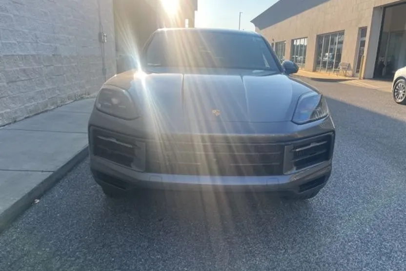 2024 Porsche Cayenne Base photo 1