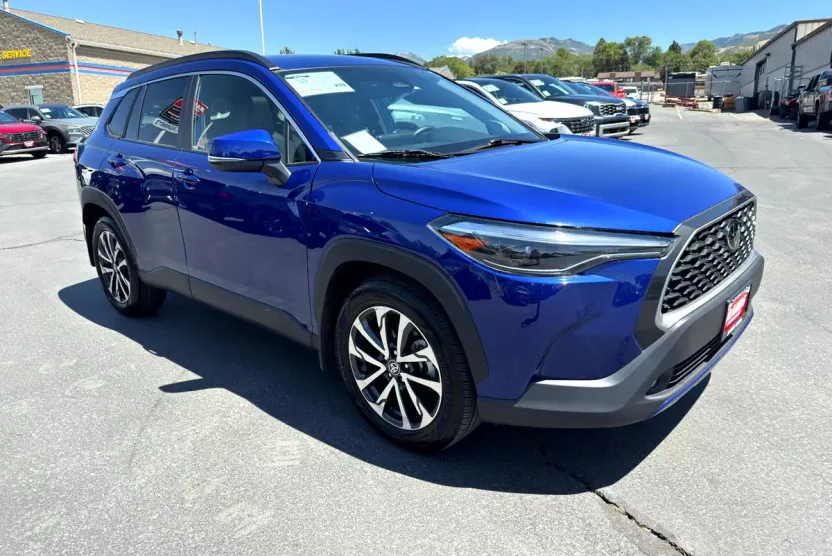 2023 Toyota Corolla Cross XLE photo 1