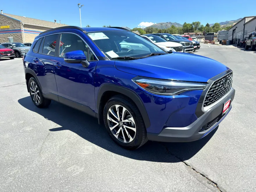 2023 Toyota Corolla Cross XLE photo 1