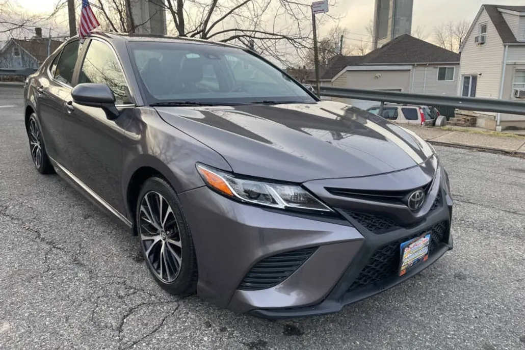 2018 Toyota Camry SE photo 1