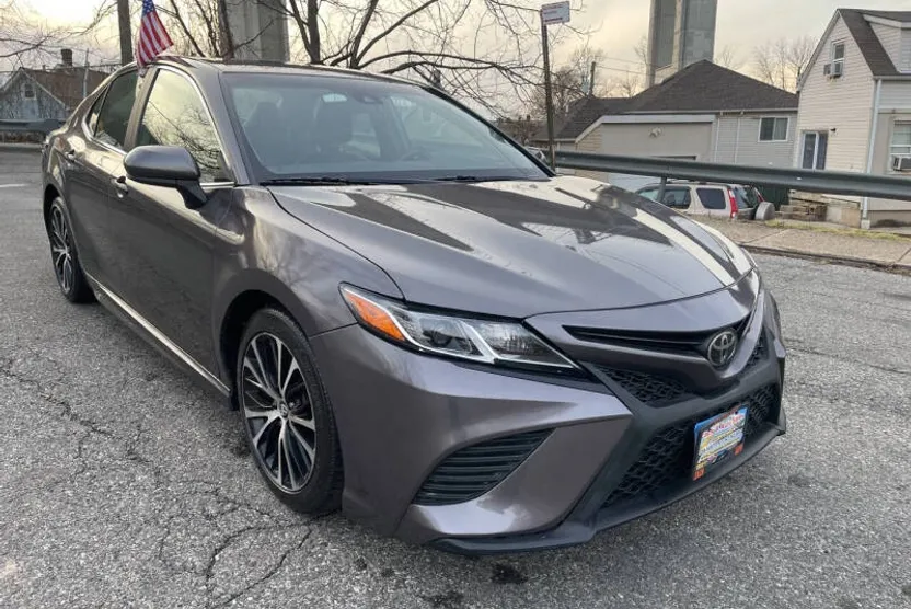 2018 Toyota Camry SE photo 1