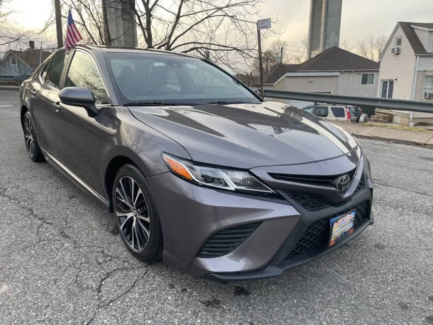 2018 Toyota Camry SE photo 1