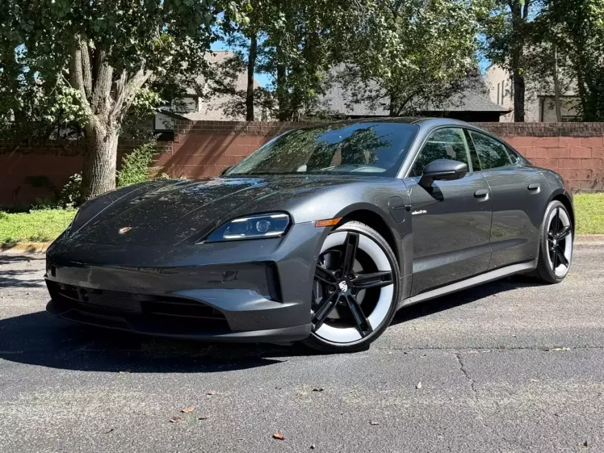 2025 Porsche Taycan photo 1