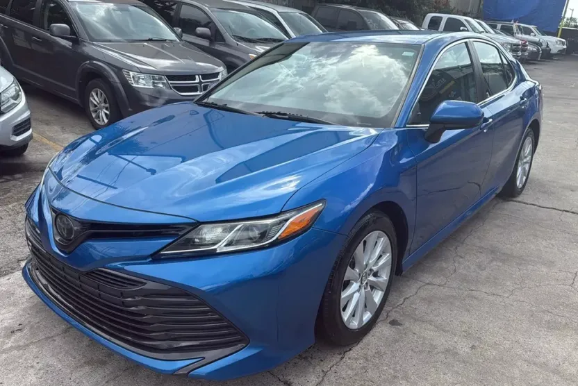 2019 Toyota Camry SE XLE photo 1