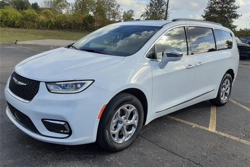 2022 Chrysler Pacifica Limited photo 1