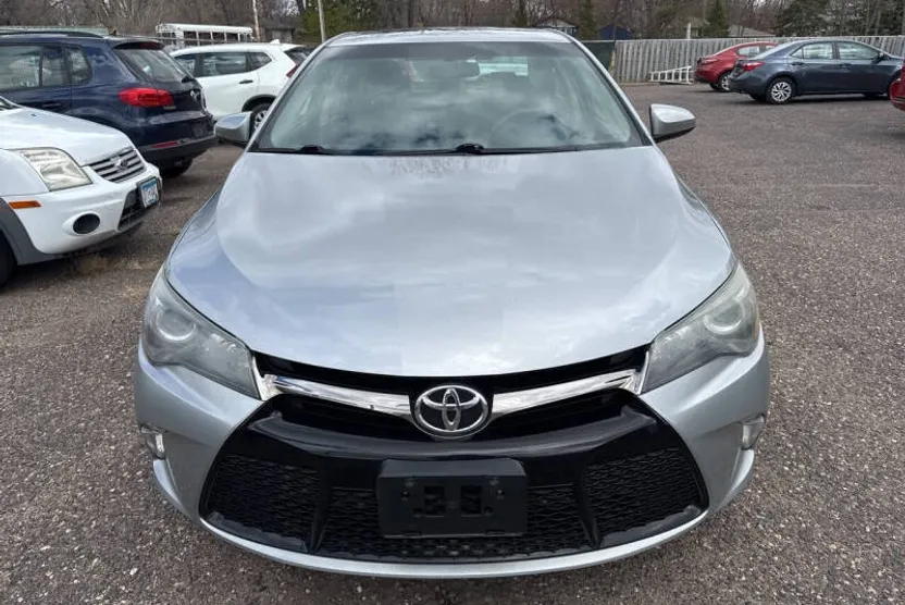 2016 Toyota Camry SE photo 1