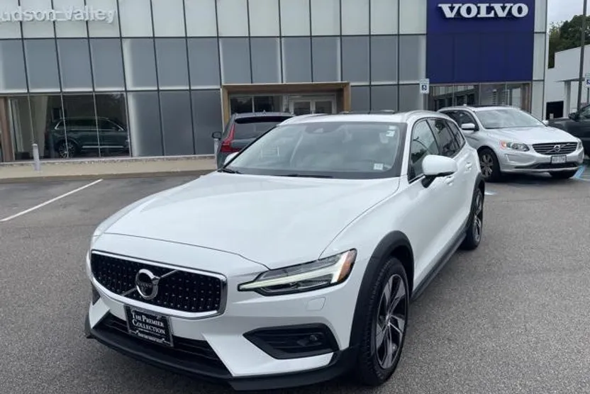 2022 Volvo V60 Cross Country T5 AWD photo 1