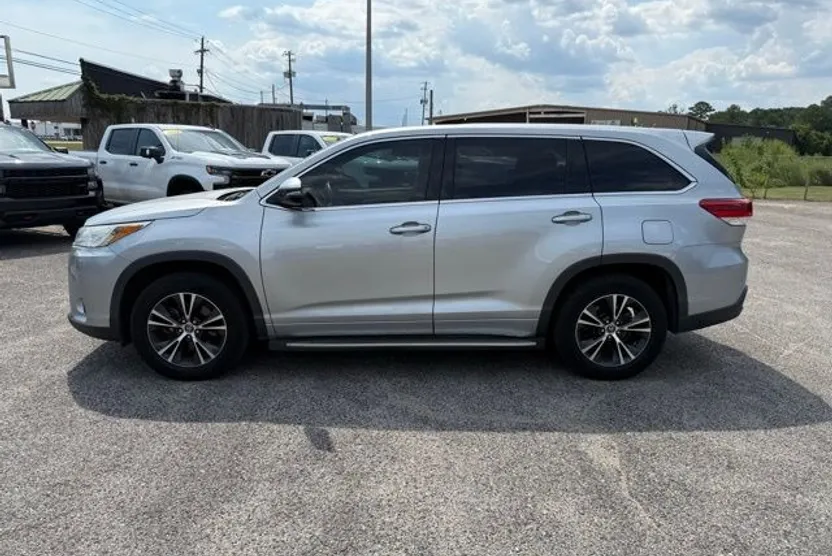 2018 Toyota Highlander LE photo 1