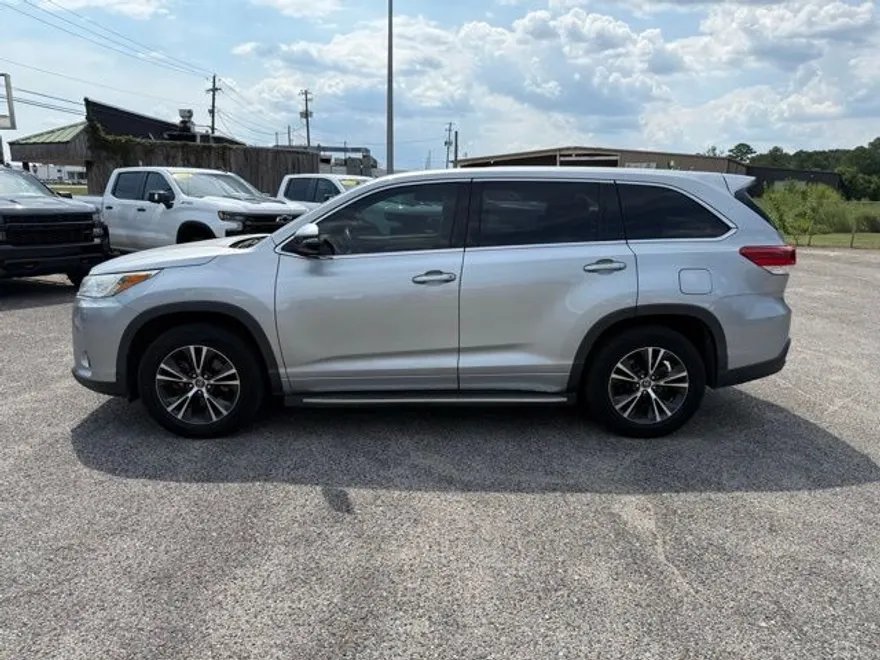 2018 Toyota Highlander LE photo 1