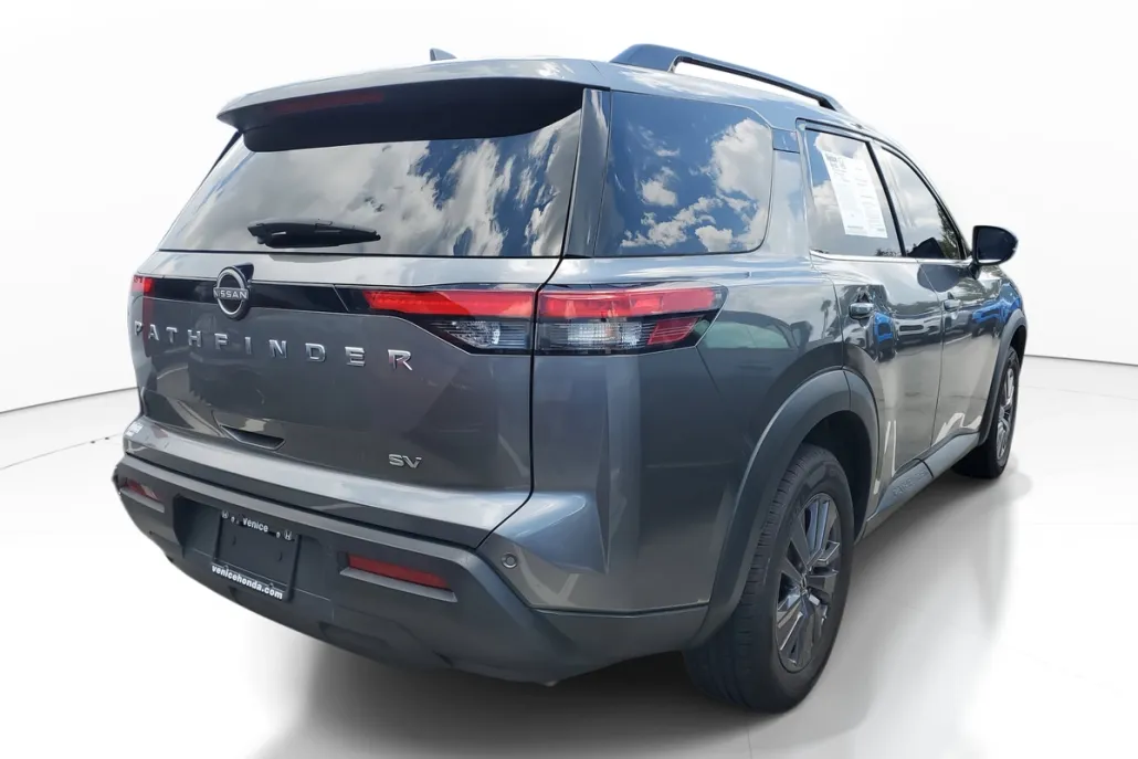 2022 Nissan Pathfinder SV photo 1