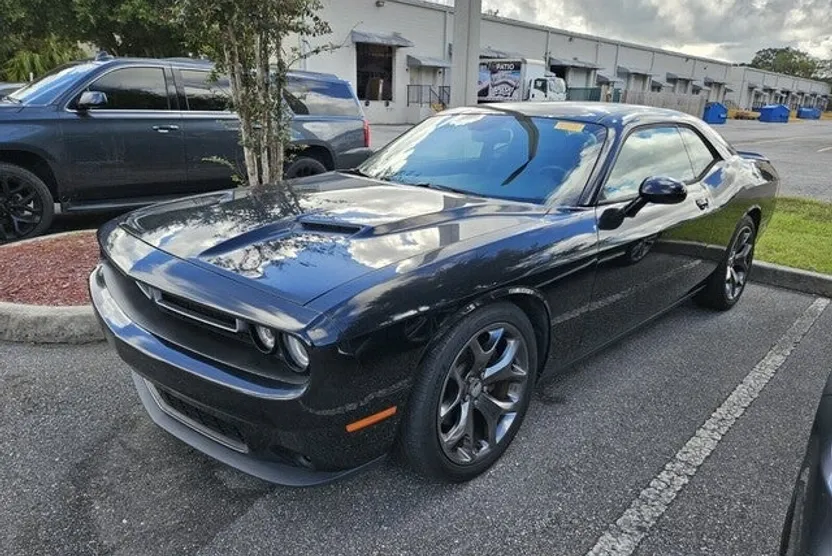 2015 Dodge Challenger SXT photo 1