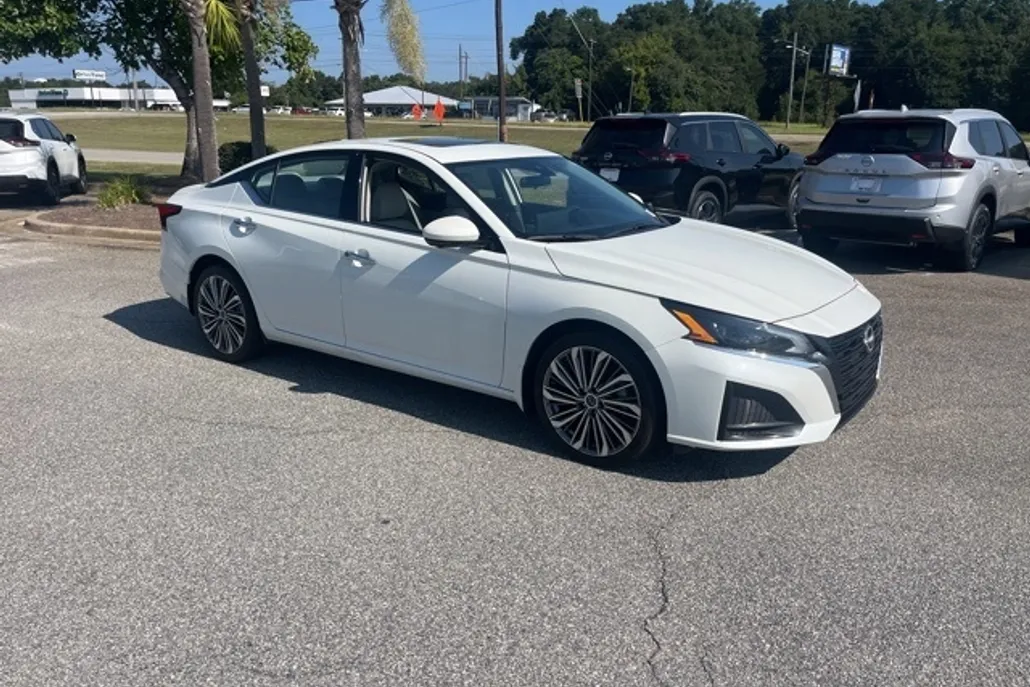 2023 Nissan Altima 2.5 SL photo 1