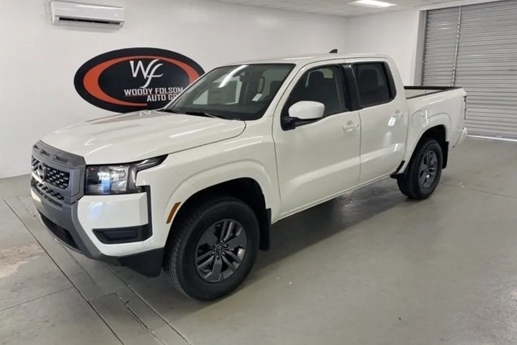 2025 Nissan Frontier Crew Cab SV photo 1