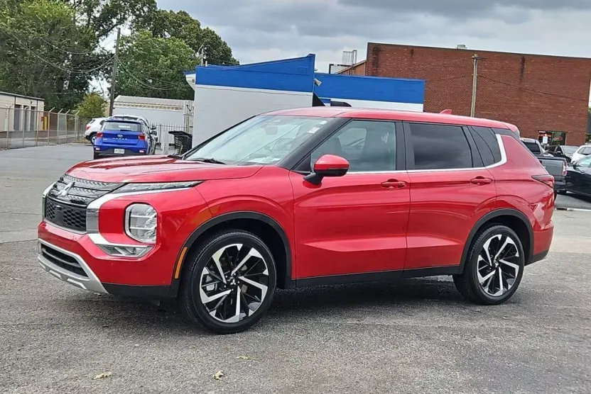 2024 Mitsubishi Outlander SE Black Edition photo 1