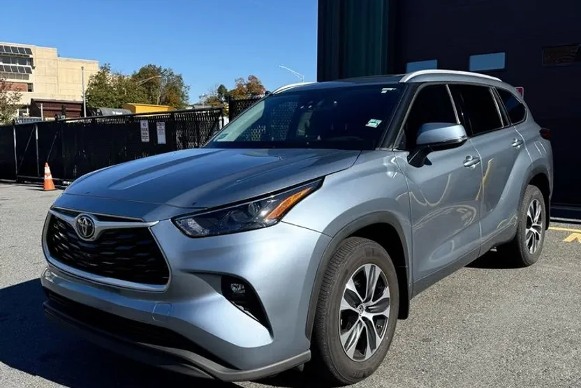 2022 Toyota Highlander XLE photo 1