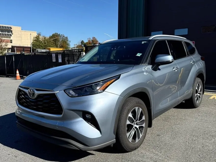 2022 Toyota Highlander XLE photo 1
