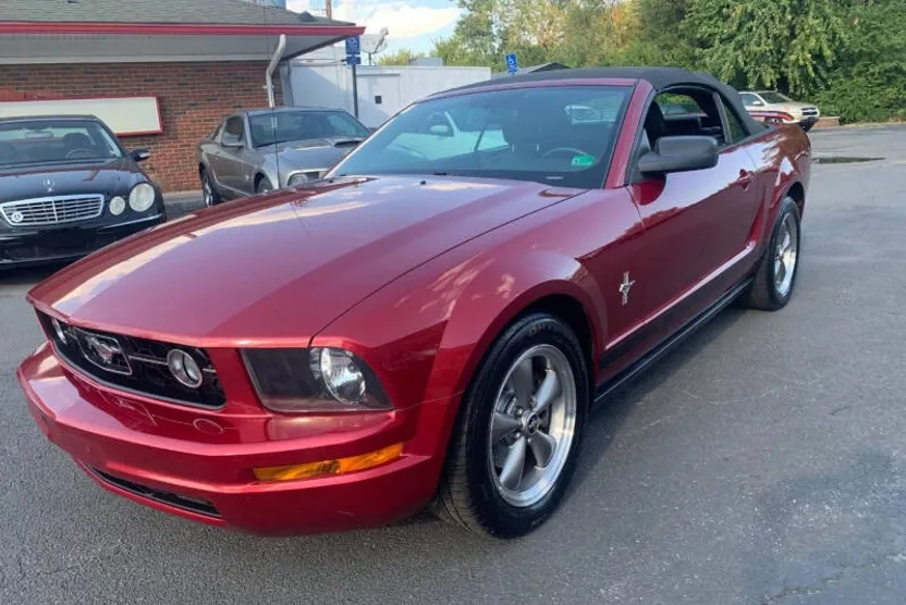 2006 Ford Mustang V6 photo 1