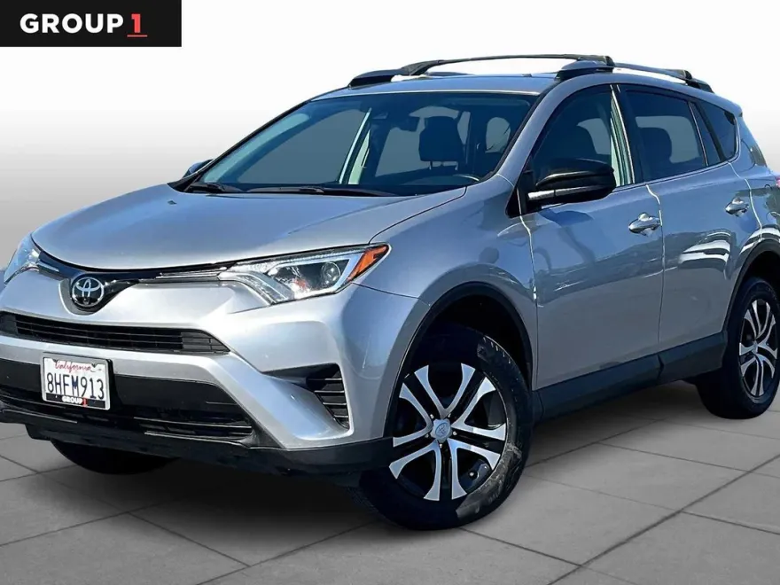 2018 Toyota RAV4 LE photo 1