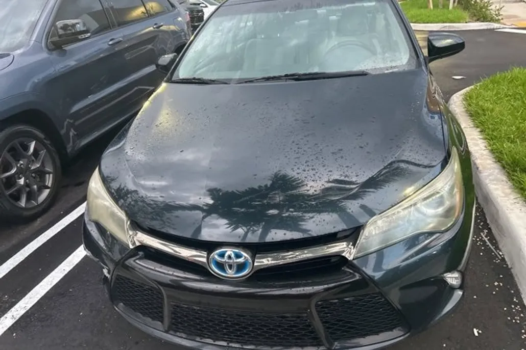 2015 Toyota Camry Hybrid LE photo 1