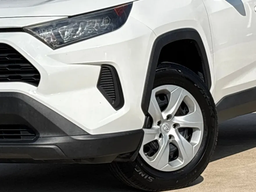 2019 Toyota RAV4 LE photo 1