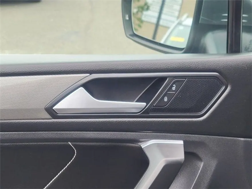 2023 Volkswagen Tiguan SE photo 1