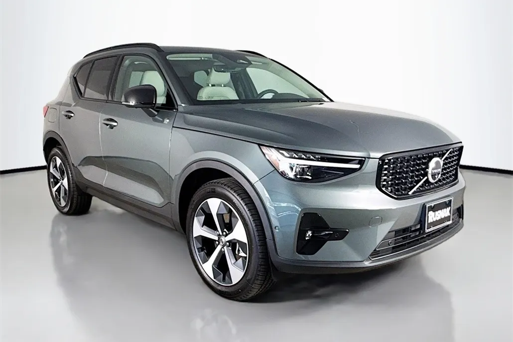 2026 Volvo XC40 Plus photo 1