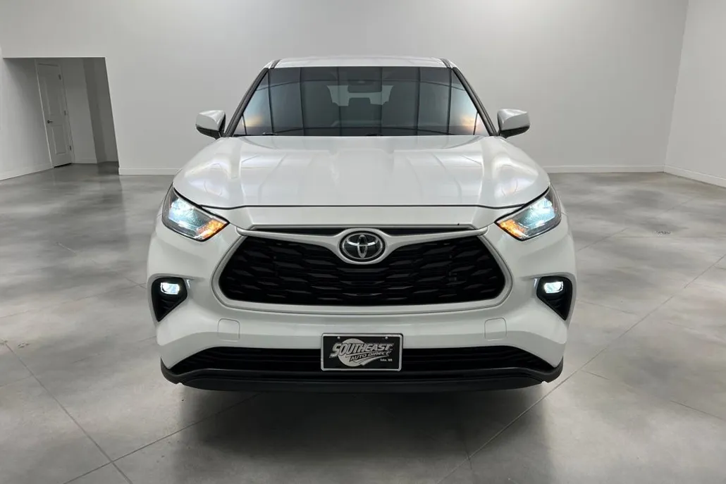 2023 Toyota Highlander LE photo 1