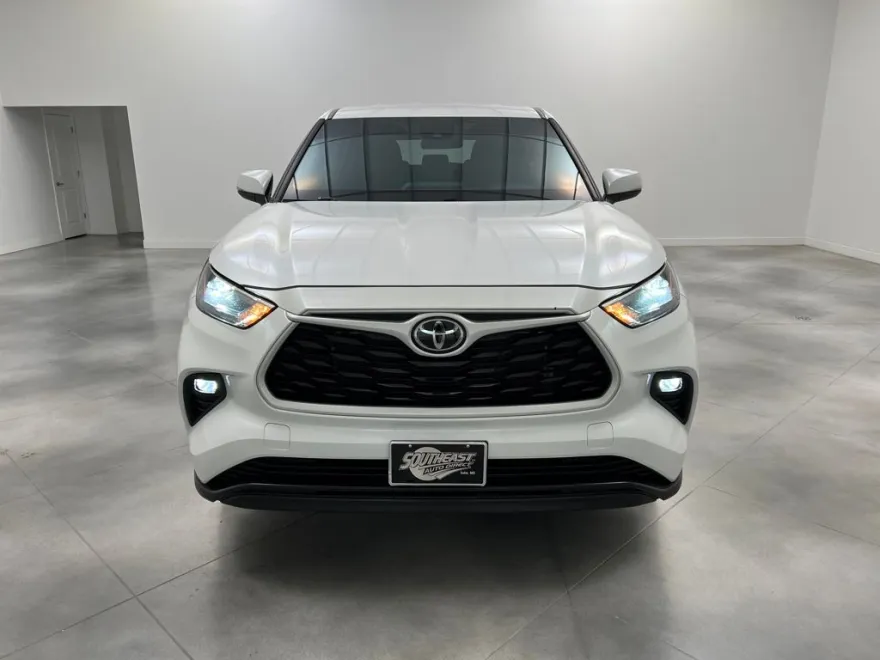 2023 Toyota Highlander LE photo 1