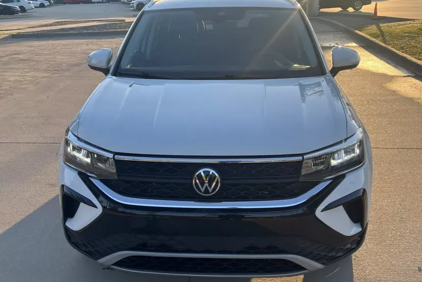 2022 Volkswagen Taos SE photo 1