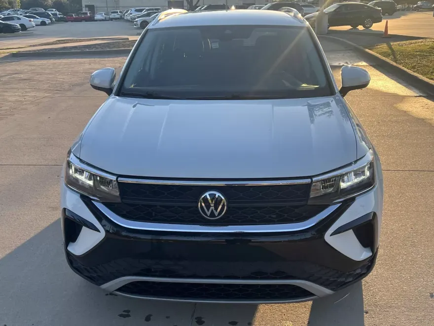2022 Volkswagen Taos SE photo 1