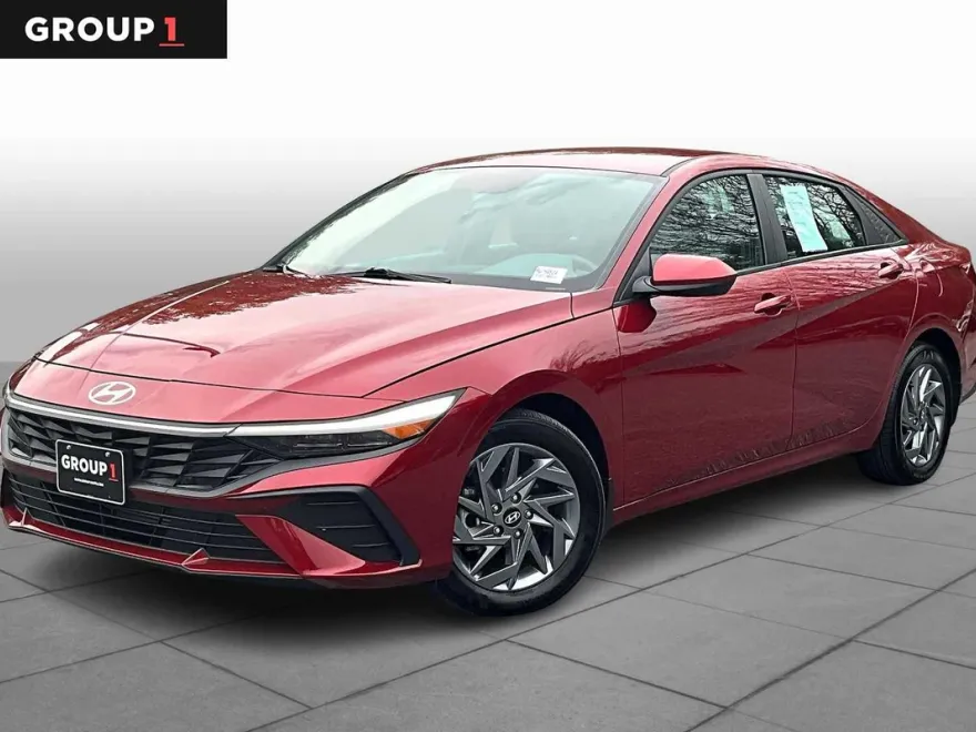 2024 Hyundai Elantra SEL photo 1