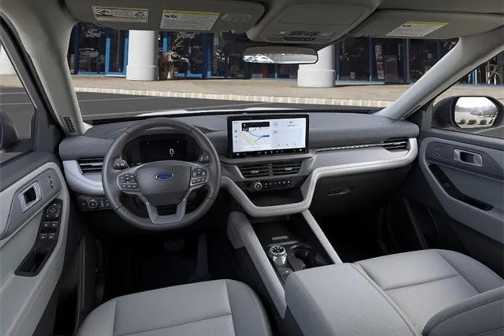 2025 Ford Explorer photo 1