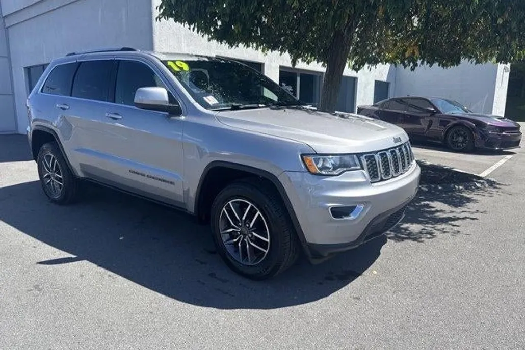 2019 Jeep Grand Cherokee Laredo E photo 1
