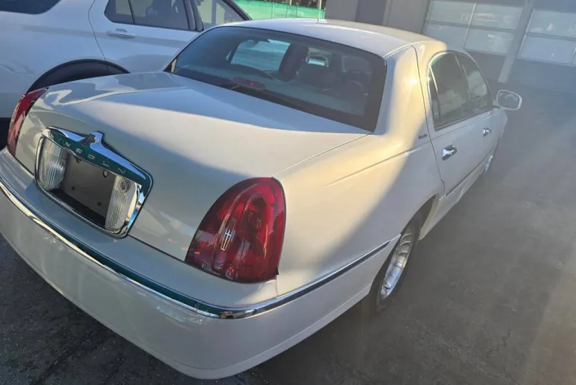 2001 Lincoln Town Car Executive photo 1